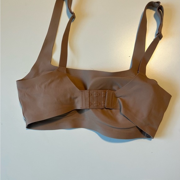 SKIMS Naked Scoop Bra – Tan | Size Small | NWOT! - Picture 4 of 5
